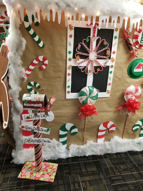 Christmas Diy Classroom Decorations, Ginger Bread House Cubicle Decorations, Candyland Christmas Classroom, Gingerbread Cubical Decorations, Desk Gingerbread House, Gingerbread Backdrop Ideas, Gingerbread House Decorations Office, Gingerbread House Desk Decorations, Gingerbread Christmas Decor Office