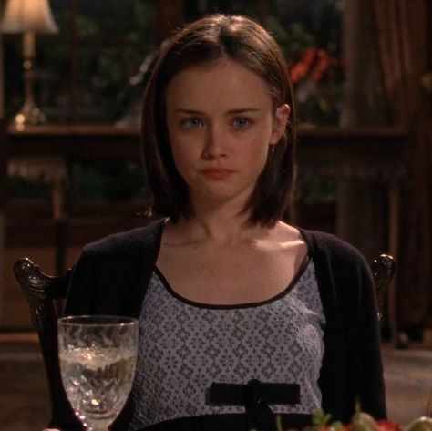 Rory With Short Hair, Rory Short Hair, Rory Gilmore Short Hair, Rory Gilmore Hair, Rory Gilmore Style, Gilmore Girls Fashion, Gilmore Girls Outfits, Gilmore Girls Fan, Gilmore Girl