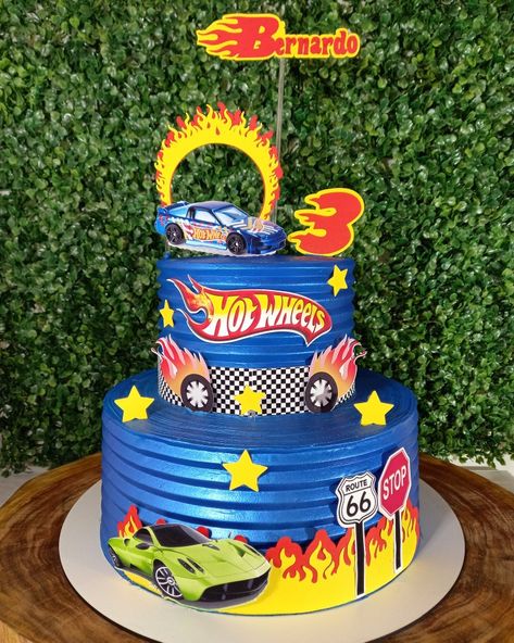 Bolo Tema Hot Wheels, Bolo Da Hot Wheels, Hotwheels Birthday Party Cake, Hotwheels Birthday Cake, Compleanno A Tema Hot Wheels, Hot Wheels Themed Birthday Party, Birthday Party Paper Decorations, Dino Birthday Cake, Bolo Hot Wheels