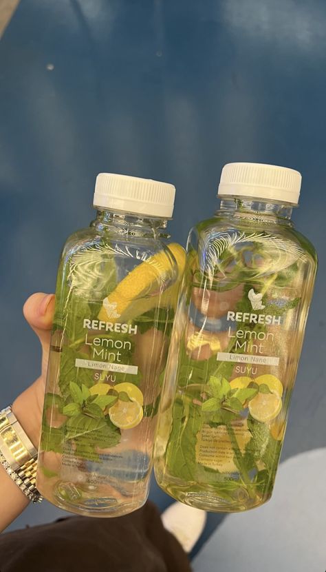 Fresh Juice Bottle, Juice Business, Bottle Aesthetic, Juice Cafe, Fruit Infused Water Recipes, Japanese Drinks, Healthy Bars, Drinks Packaging Design, Infused Water Recipes