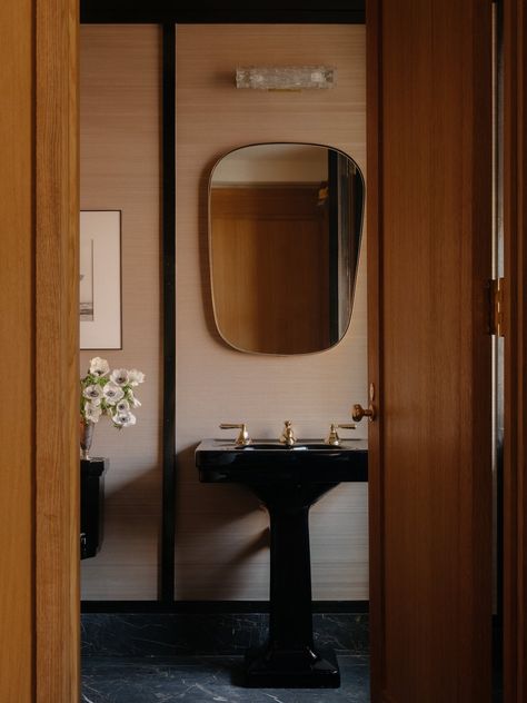 Bathroom Architectural Digest, Upper East Side Apartment, One Upper, Colin King, Upper East Side, Vintage Cabinets, Large Living Room, Elegant Homes, Fukuoka