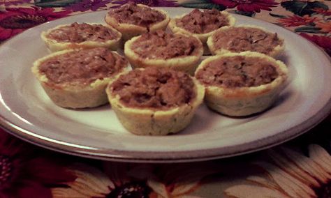 Delicious Nut Cups Nut Cups Recipe, Homemade Christmas Desserts, Homemade Buttercream Icing, American Buttercream Recipe, Nut Cups, Christmas Cookies And Candy, Nut Dessert, Homemade Buttercream Frosting, Christmas Classics