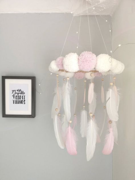 Make Pom Poms, Pompon Diy, Pola Macrame, Baby Decor Diy, Dream Catcher Decor, Baby Mobiles, Gifts To Make, How To Make A Pom Pom, Diy Yarn Crafts