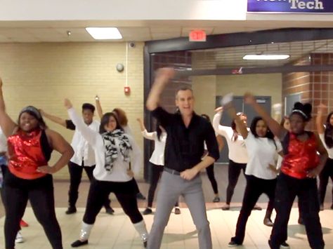 Texas Teacher Hilariously Dances to 'Uptown Funk' with His Students (VIDEO) http://www.people.com/article/texas-teach-uptown-funk-dance I never had a teacher like him. Wish I did. Uptown Funk Dance Video, Uptown Funk Dance, Dance Video Song, Floor Piano, Dance Workout Routine, Texas Teacher, Country Music Songs, Uptown Funk, Music Lesson Plans