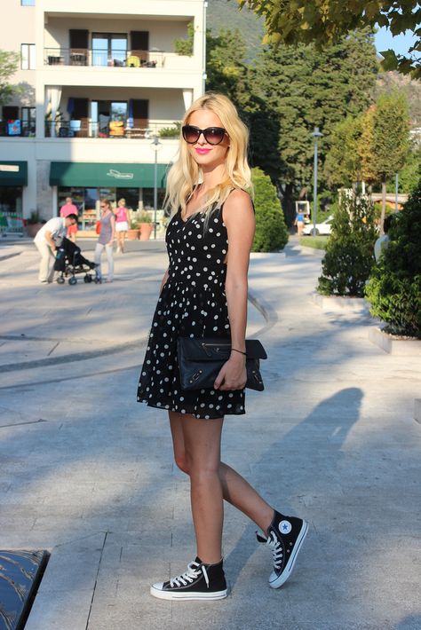 Sundress And Converse, Converse Fashion, Chic Closet, Dress And Sneakers Outfit, Converse Outfit, Basic Girl, Jeans And Converse, Spotted Dress, 2013 Fashion