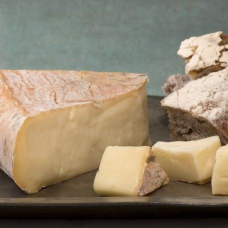 Different Types Of Cheese, Spanish Cheese, Spanish Foods, Cheese Brands, Food Fair, Queso Manchego, Manchego Cheese, Gourmet Cheese, Milk And Cheese