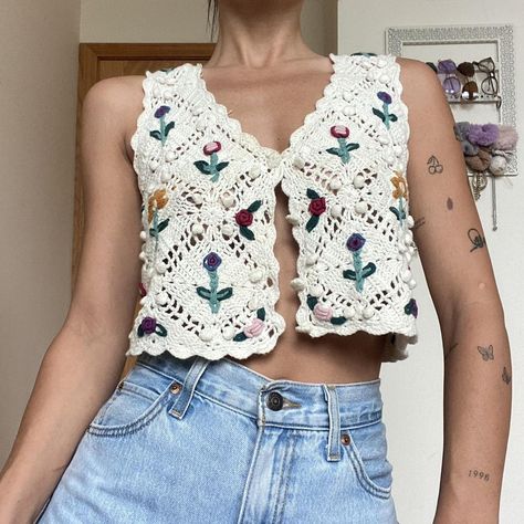 Crochet Vest Outfit Summer, Crochet Vest Outfit, Mini Skirt Fits, Knit Vest Outfit, Crochet Floral Top, Vest Crochet, Cosy Outfit, Thrifted Outfits, Fits Women