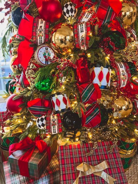 2022 Christmas Tree, Home Decor Ideas Christmas, Oversized Ornaments, Nutcracker Christmas Tree, Home Christmas Tree, Christmas Tree Inspo, Nutcracker Christmas Decorations, Nutcracker Decor, Tree Decorations Christmas