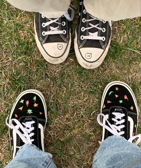 Heart Stopper Shoes, Heart Stopper Outfits, Heart Stopper Aesthetic, Converse Custom Art, Heartstopper Converse, Heartstopper Shoes, Shoes Pic, Paz Hippie, Alice Oseman