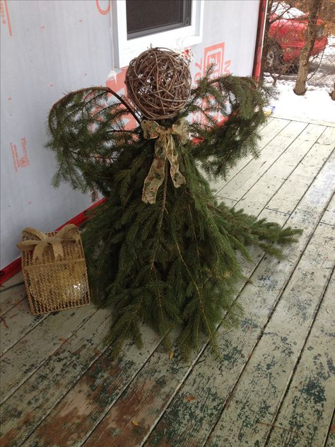 DIY Christmas Angel  All you need is a tomato garden cage, grape vine spears, fir tree branches, fairy lights, and ribbon. Flip tomato cage upside down so the stick ends, that go in the ground are facing up. Place the grape vine ball on stick ends for a head. Put fir tree branches, stick ends into the head and let them drape down as dress. Find two longer ones you can bend as Angel wings tie with rope to her body. Add fairy lights to wings and put lights and ribbon under to dress. Tomato Cage Christmas Decorations, Garden Cage, Tomato Cage Christmas, Tomato Cage Crafts, Tomato Cage Christmas Tree, Winter Decorations, Christmas Decorations Wreaths, Tomato Cages, Diy Upcycle