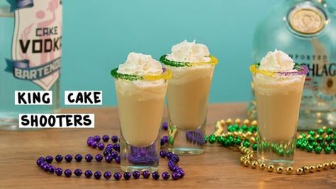 King Cake Shooters - Tipsy Bartender Vodka Cake, Birthday Cake Shots, Mardi Gras Cocktails, Mardi Gras Drinks, Cake Shooters, Cinnamon Schnapps, Cake Vodka, Shooter Recipes, Cake Shots