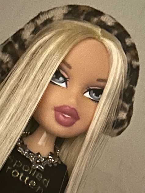 Blonde Bratz Dolls Aesthetic, Blonde Bratz Doll, Blonde Bratz, 80s Aesthetic Wallpaper, Blue Eyes Aesthetic, Dark Hair Blue Eyes, Bratz Fashion, Bratz Aesthetic, Blonde Hair Green Eyes