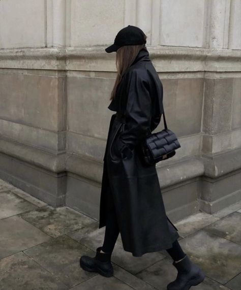 Black Diary, Timeless Closet, All Black Fashion, Wardrobe Tips, Outfits Chic, Nice Style, Outfit Trends, All Black Outfit, Coat Outfits