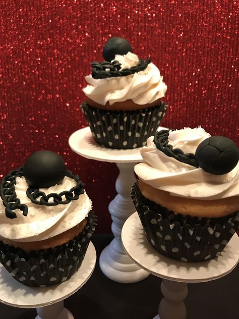 Grooms party cupcakes, a ball and chain for the groom to be! Bachelor Party Desserts, Golden Bachelor Watch Party Food, Metal Ball Chain Jewelry For Party, Bachelorette Cake For Groom, Poker Grooms Cake, Ball And Chain, Groom To Be, Grooms Party, Grooms Cakes