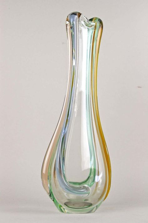 For Sale on 1stDibs - Fantastic designed mid century modern Murano glass vase from the workshops of Sommerso Murano. Another exceptional example of Murano glass art showing Glass Home Decor, Murano Glass Vase, Murano Italy, Modern Vase, Art Workshop, Green Tones, Amber Color, Vases And Vessels, Pink Tone