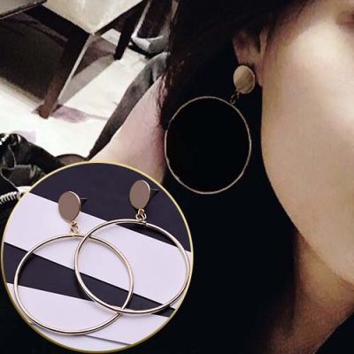 02A085rMinimalist Geometric Circle Earrings Gold Rp. 30.000  RESELLER DISC 25% Order Via Whatsapp 081385902726 via Tokopedia Shoppaeonniid #shoppaeonni #antingbunga #antingkeren #antingkekinian #antingkorea #anting #antingpanjang #antingtassel #antingemas #antingmurah #antingootd #ootd #kekinian #antinglucu #antingcewe #jualanting #reseller #dropship #like4like #jualanku #trustedolshop Geometric Circle, Circle Earrings, Earrings Gold, Round Sunglasses, Hoop Earrings, Ootd, Sunglasses, Gold