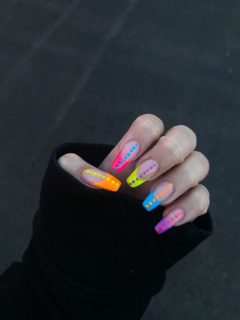 Bright Festival Nails, Neon Festival Nails, Florescent Nail Ideas, Neon Holiday Nails, Music Festival Nails Neon, Neon Flames Nails, Neon Outline Nails, Festival Nails Summer, Neon Light Nail Art