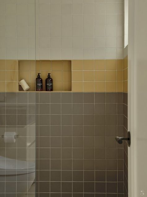 Pacific Palisades — TWO MUSE STUDIOS Bathroom Square Tiles, Square Tiles Bathroom, 1940 Bathroom, Square Tile Bathroom, Villa Bathroom, Colourful Bathroom, Metal Interior, New House Bathroom, Clothing Store Interior