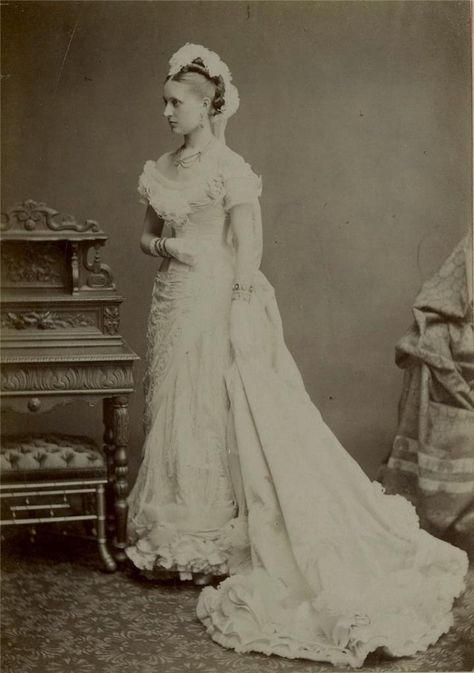 Cab Card: A woman wearing a ballgown or wedding dress by Debenham, London c.1875. Saved from Ebay 1870s Wedding Dress, 1870 Wedding Dress, 1879 Fashion, Prime Meridian, Victorian Photography, Victorian Dresses, 1880s Fashion, Historical Dress, Cabinet Cards