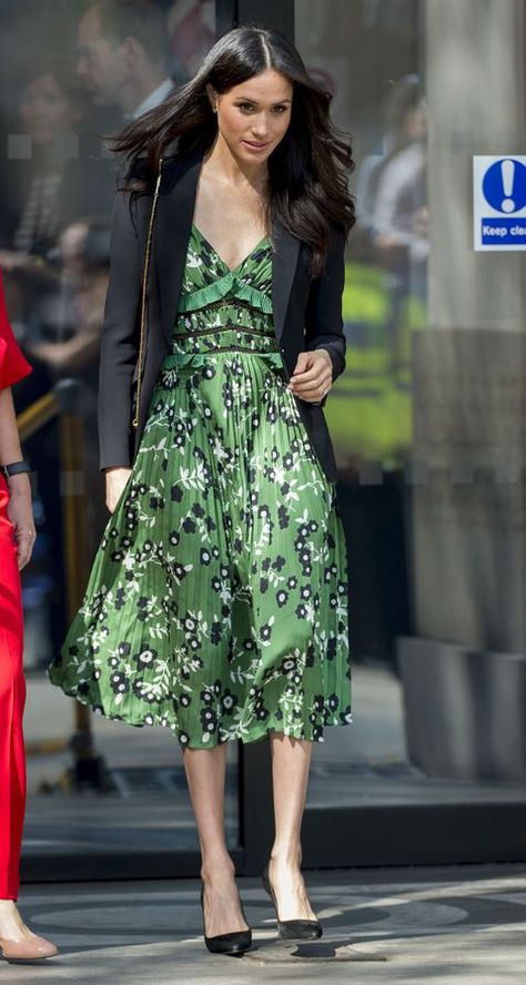 Meghan Markle Wears Green Self-Portrait Dress at the Sydney Invictus Game Reception - Meghan and Prince Harry Photos Meghan Markle Best Outfits, Meghan Markle Best Looks, Meghan Markle Casual Outfits, Meghan Markle Casual Style, Meghan Markle Outfit, Dress Like Meghan Markle, Meghan Markle Fashion, Spring Dress Outfits, Meghan Style