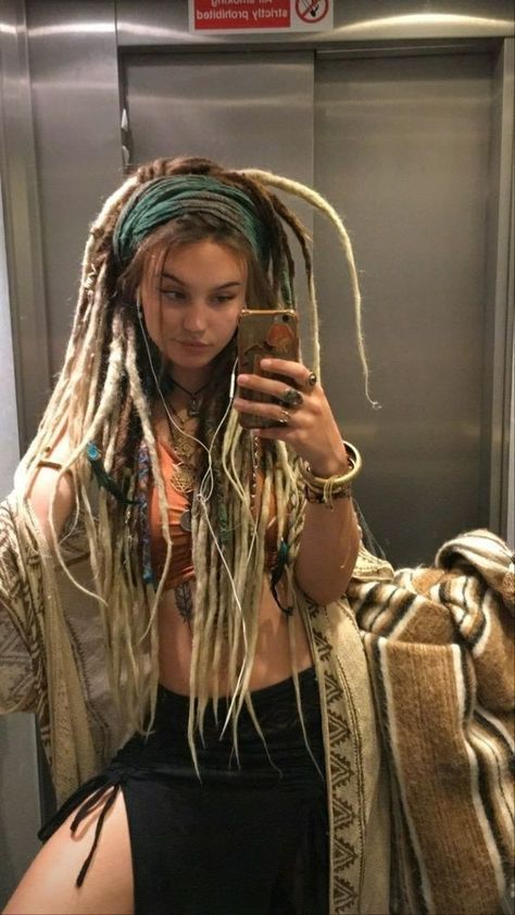 Half Head Dreads, Dreads Aesthetic, Fulani Braids Boho, Braids Boho Hairstyles, Hairstyles Fairy, Easy Hippie Hairstyles, Curly Medium Hair, Half Dreaded Hair, Beaded Hairstyles