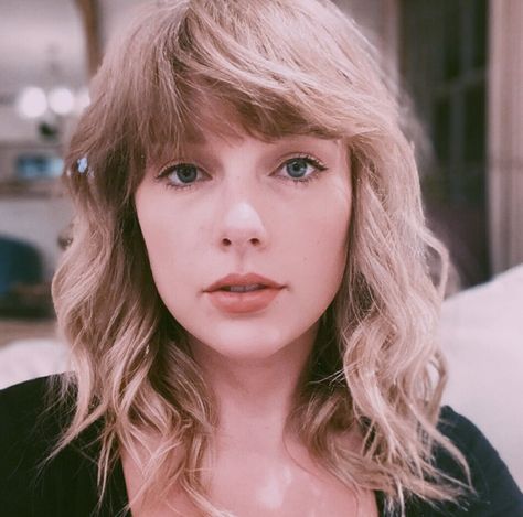 Taylor swift Taylor Swift Diet, Taylor Swift Haircut, Folklore Era, Spring Haircuts, Lover Era, All About Taylor Swift, Hair Icon, Celebrity Style Red Carpet, Farrah Fawcett