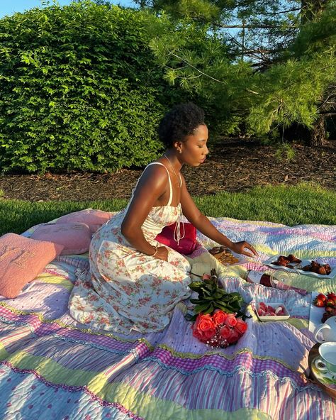 Picnic vibes and sunny skies 🧺🌻🌹 #picnic #sunnyday #sunny #sundressseason #springfashion #park #goodbives #instagood Picnic Core, Girl Picnic, Picnic Vibes, Sundress Season, Vintage Vogue, Birthday Bash, Elegant Style, Sunny Days, Spring Fashion