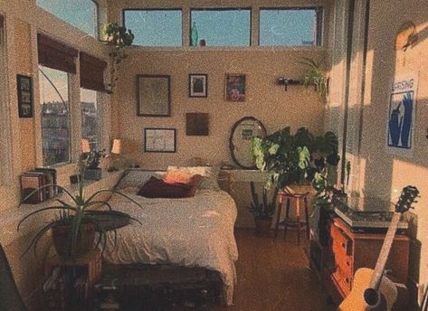 𝘧𝘪𝘯𝘥 𝘮𝘦 @𝘩𝘶𝘯�𝘯𝘪𝘦𝘣𝘶𝘮 ! 🎸 Outer Banks Themed Bedroom, Outer Banks Aesthetic Room Ideas, Outer Banks Themed Room, Outer Banks Room Aesthetic, Redoing Bedroom, Kiara Carrera, Lots Of Plants, House Aesthetic, Bedroom Idea