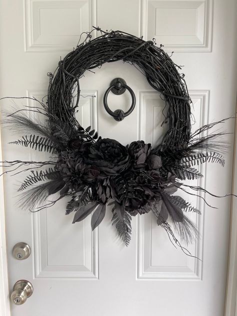 Black Peonies, Black Pampas, Black Dahlias, Dahlia Black, Black Halloween Wreath, Black Christmas Decorations, Spooky Wreath, Black Peony, Black Wreath