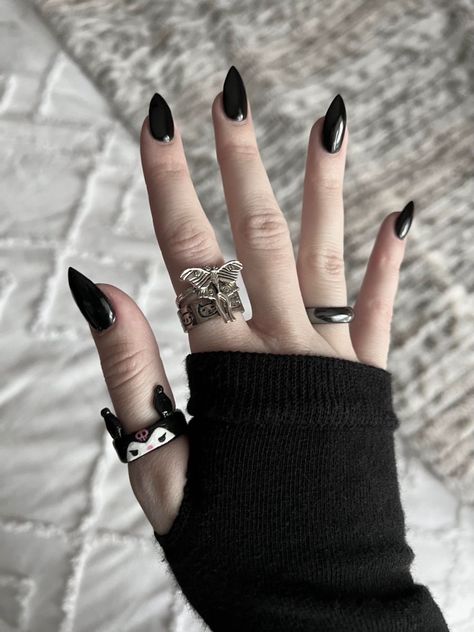 Black Nails Acrylic Pointy, Goth Bat Nails, Simple Punk Nails, Grunge Emo Nails, Cute Alternative Nails, Black Nails Ideas Matte, Short Goth Nails Ideas, Black Alt Nails, Pointy Nails Black