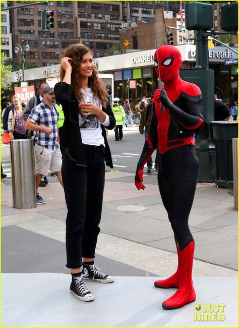 Tom Holland Dons 'Spider-Man: Far From Home' Costume While Filming With Zendaya in NYC Mj Outfits Zendaya, Zendaya Halloween Costume, Zendaya Halloween, Tom Spiderman, Spiderman Costume, Couple Costume, Tom Holland Spiderman, Far From Home, Spiderman Comic