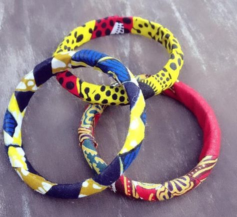 Hey, j'ai trouvé ce super article sur Etsy, chez https://www.etsy.com/fr/listing/241454032/bracelet-wax-africain-traditionnel-fait African Bangles, Fabric Bangles, African Bracelets, African Accessories, African Print Fabric, Wax Print, Bangle Set, Round Earrings, Arm Band