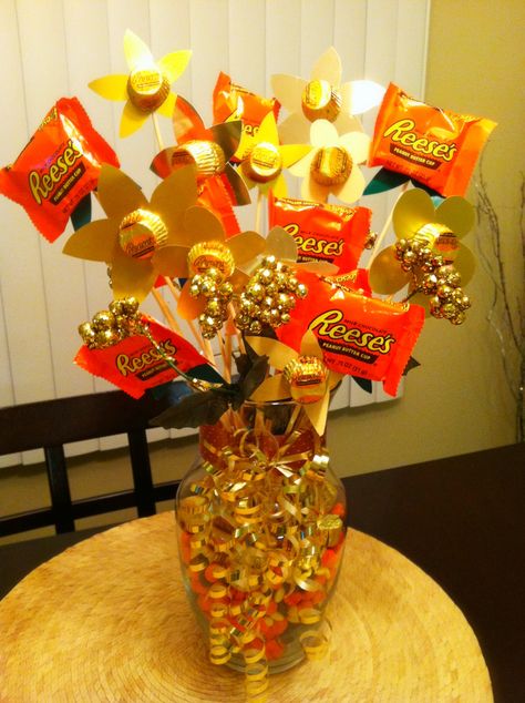 Reese's bouquet made by me and a friend.  Reese's pieces in fill the vase topped with mini Reese's cups. Flowers made out of various colored paper with mini Reese's  cups in the middle taped with skewers. Just make a bouquet with your friends favourite candies! Reese Bouquet Diy, Candy Vase Bouquet, Reese’s Bouquet, Reeses Gift Ideas Diy, Candy Boquets Mini, Reeses Bouquet, Candy Bar Bouquet, Reeses Candy, Simple Valentines Gifts