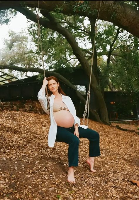 Bonnie Wright Pregnant, Ginny Weasley Pregnant, Story Pics, Bonnie Wright, Ginny Weasley, Studio Photoshoot, Dream Life, New Baby Products, Human