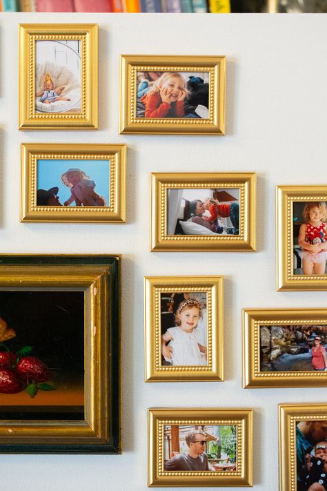 How to make a mini gallery wall for your fridge — Hausmatter Fridge Frame Magnet, Diy Fridge Magnets Photo, Fridge Gallery, Photo Magnets Diy, Diy Magnets Fridge, Mini Gallery Wall, Magnet Diy, Picture Magnets, Mini Gallery