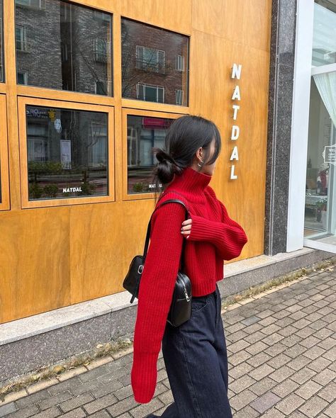 Red Outfit Korean, Red Turtleneck Outfit, Red Outfit Winter, Red Sweater Outfit, Red Turtleneck Sweater, Turtleneck Outfit, Red Turtleneck, Fashion Christmas, Aesthetic Fits