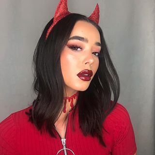 Egirl Halloween Makeup, Sabrina Spellman Makeup Halloween, Simple Halloween Lip Makeup, Glam Bat Makeup, Halloween Women Makeup, Devil Makeup, Vampire Halloween Costume, Devil Halloween, Halloween Makeup Pretty