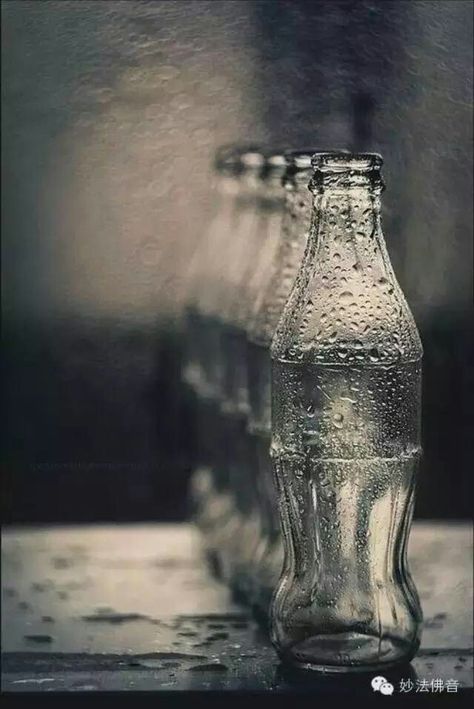 Element: Space This picture uses space by creating a three-dimensional depth with the row of bottles. Phone Photo, Foto Tips, Fields Photography, Foto Art, Trik Fotografi, Black N White Images, White Picture, Depth Of Field, Black White Photos