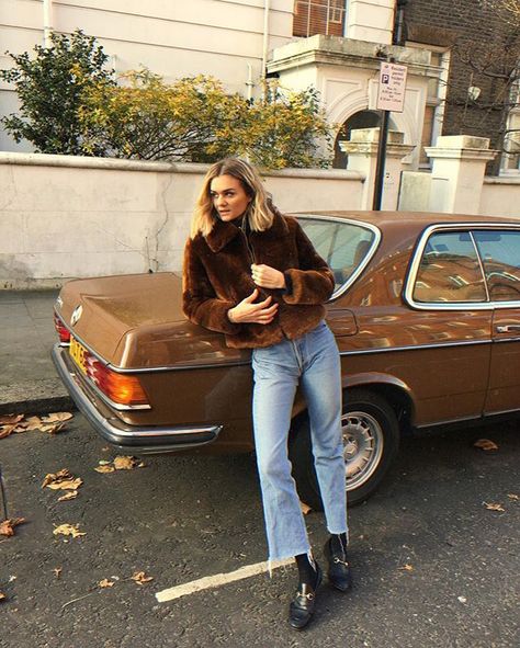 Matchy car Gucci Fashion Show, Goth Outfit, Style Parisienne, Bootcut Jean, Looks Street Style, Stil Inspiration, Mode Ootd, Jewel Neck, Mode Inspo