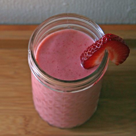 No Wonder Bread Needed: Katy Perry's PB&J Smoothie: After making Jessica Simpson's breakfast smoothie, I didn't think it was possible for trainer Harley Pasternack to top himself, but then I tried his PB&J smoothie, which counts Katy Perry as a huge fan. Low Cal Smoothie Recipes, Low Cal Smoothie, High Fiber Smoothies, Fiber Smoothie, Pb And J Smoothie, Low Calorie Smoothies, Under 300 Calories, Smoothie Prep, 300 Calories