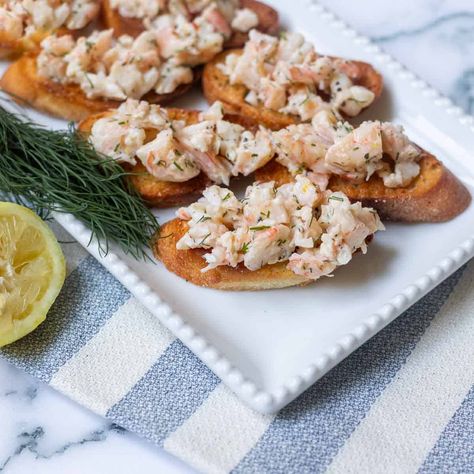 This easy lemon Garlic Shrimp Crostini is a delicious fresh and easy prep-ahead seafood appetizer for a dinner party! Shrimp Crostini Appetizers, Italian Shrimp Appetizers, Cold Shrimp Appetizers, Dinner Party Appetizers Easy, Coastal Dinner Party, Shrimp Crostini, Dinner Party Appetizers, Crostini Appetizers, Fresh Shrimp