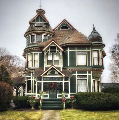 Purple Houses, Victorian House Colors, Modern Victorian Homes, Victorian Era Homes, Victorian Homes Exterior, Victorian Exterior, Victorian Style House, Old Victorian Homes, Victorian Beauty