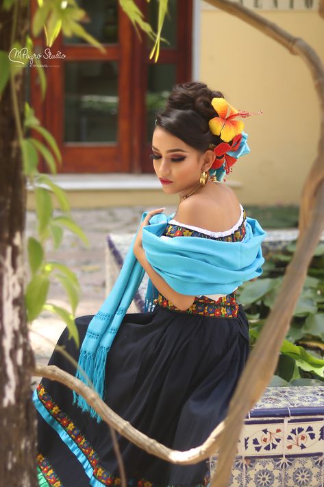 Tabasqueña Mexican Pictures Ideas, Traditional Hispanic Hairstyles, Mexican Senior Pictures, Mexican Photoshoot, Hispanic Hairstyles, Mexican Fiesta Dresses, Mexican Pictures, Outfit Mexicano, Princess Photo Shoot