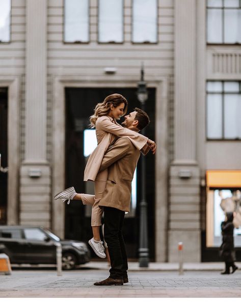 Street Couple Poses, Fall City Couple Photoshoot, City Pre Wedding Shoot, Couple Poses Street, Train Station Couple Photoshoot, Couples Photoshoot In The City, City Couple Poses, Couple Photoshoot Ideas City, Couple Photoshoot In City