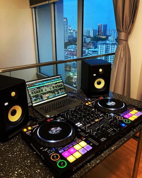 PIONEER DJ 1000 ST Dj Asthetic Picture, Dj Setup Aesthetic, Pioneer Dj Decks, Imac Setup, Penthouse Apartment Exterior, Dj Decks, Dj Stand, Dj Room, Girl Dj