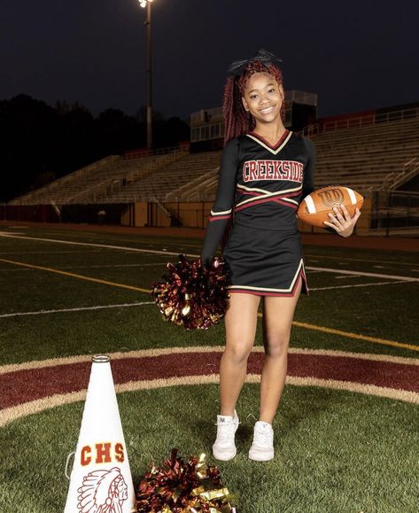 Individual Cheer Photo Poses, Cheer Warmups Outfits, Black Cheer Uniforms, Senior Cheer Banners, Cheer Picture Poses Individual, Bratz Movie 2007, Cheer Poses Individual Photo Ideas, Cheer Photoshoot, Cheerleading Picture Poses