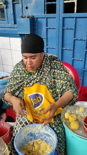 Leo tunapika? on Instagram: "Qamili of @chaqula_ hosts a walking Mombasa street food tour. I was privileged to experience some of the locations within the tour and one stop was here at Khadija's for some freshly made bhajia and viazi karai. She's located outside Barka restaurant Khadija was kind enough to share the ingredients in the pilipili for the viazi karai. The bhajias were my favourite, so much flavour. When in Mombasa I recommend booking the tour with @chaqula_ . She's friendly, kn Mombasa Food, Viazi Karai, Kenya Trip, Mombasa, Food Tour, Food Tours, Street Food, Kenya, My Favourite