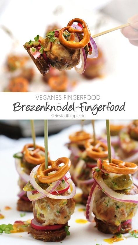 Auf dem Bild sieht man Brezenknödelfingerfood mit kleinen Salzbrezeln Vegan Oktoberfest Food, Oktoberfest Buffet, Party Fingerfood, Vegan Finger Foods, Party Essen, Oktoberfest Food, Brunch Buffet, Party Finger Foods, Snacks Für Party