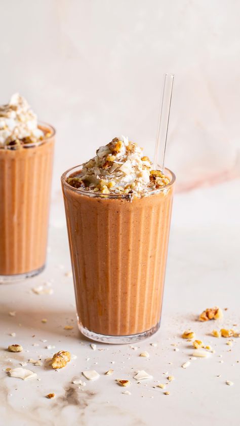 Carrot cake season means…. CARROT CAKE PROTEIN SMOOTHIE! 🥕🧡😋💪🏻 This delicious vegan Carrot Cake Protein Smoothie is made with nutritious ingredients like raw carrots, frozen banana, creamy oat milk, plant-based protein powder, flaxseed meal, dates, and the perfect blend of spices. This healthy smoothie is a great for when you’re craving all the carrot cake flavors but in a protein-packed healthy breakfast instead! This recipe is NEW! Now up on the blog. Clickable link in bio @healthylittl Zucchini Smoothie, Winter Smoothies, Coffee Smoothie Recipes, Cinnamon Smoothie, Perfect Healthy Breakfast, Yummy Healthy Breakfast, Creamy Coffee, Coconut Smoothie, Coffee Smoothie