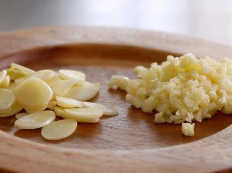 Follow this quick step-by-step guide from Food Network and learn how to prepare garlic, a popular flavor base for countless recipes. Garlic Benefits, Garlic Soup, Kitchen Skills, Carne Asada, Cooking Techniques, Baking Tips, Tahini, Food Network, Food Items